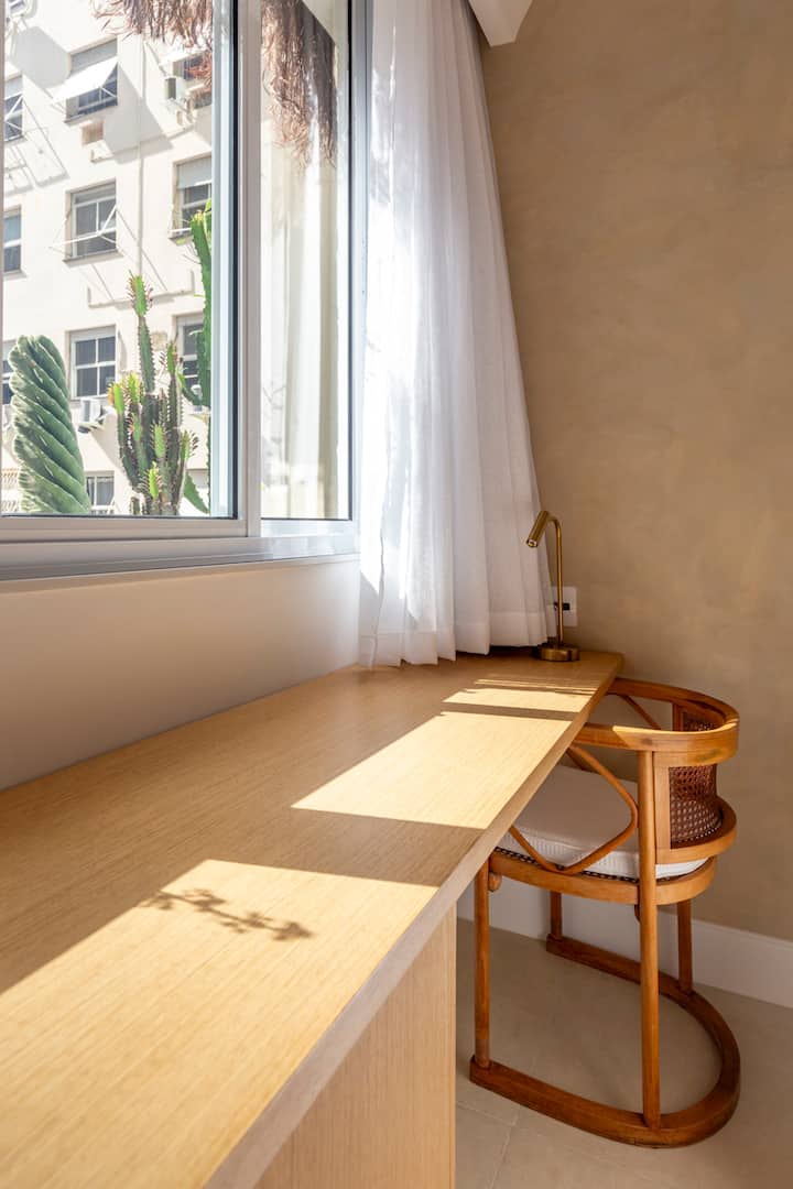 Sehemu ya kipekee ya kufanyia kazi yenye mwangaza usio wa moja kwa moja na kiti kizuri cha mwaka 1920.