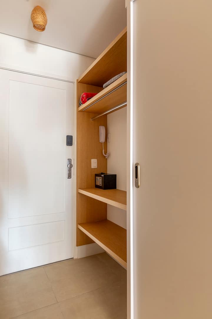 Kabati lenye salama, pasi, ubao wa kupiga pasi na viango.