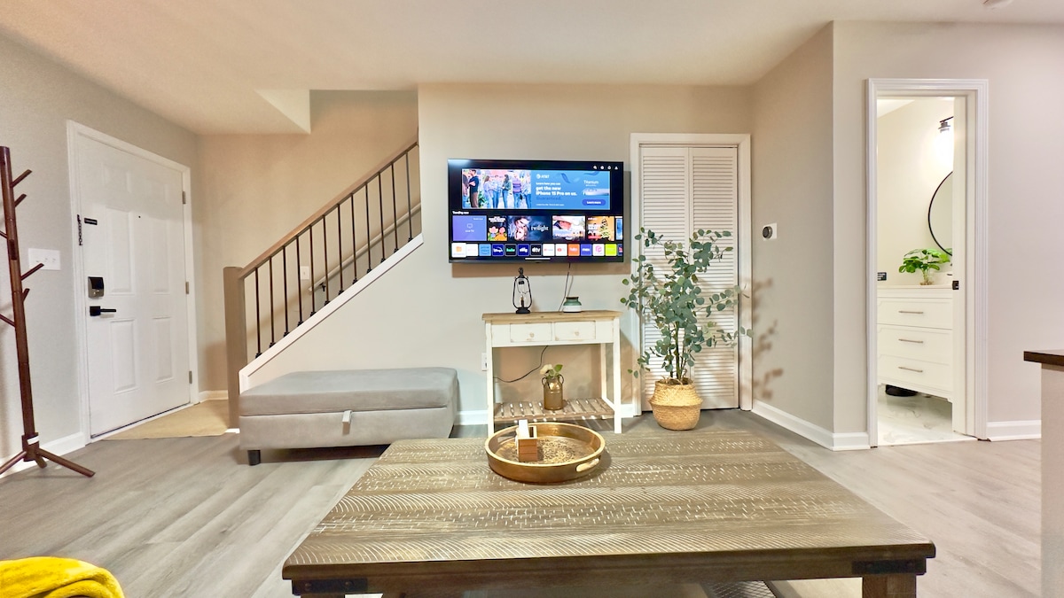 Comfy Rustic Townhouse Close to Lake Lanier