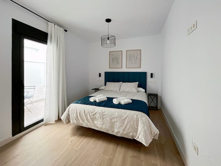 Тиха стая с двойно легло 150x200, килер и изход към вътрешния двор. 