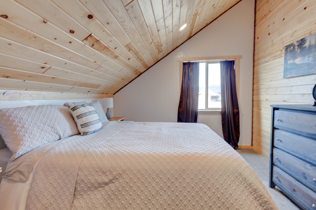 Удобна спална соба во стил поткровје со удобен брачен кревет (широк 150 – 179 см), коси дрвени тавани, мек тепих и природна светлина совршена за мирен и спокоен престој во колиба.