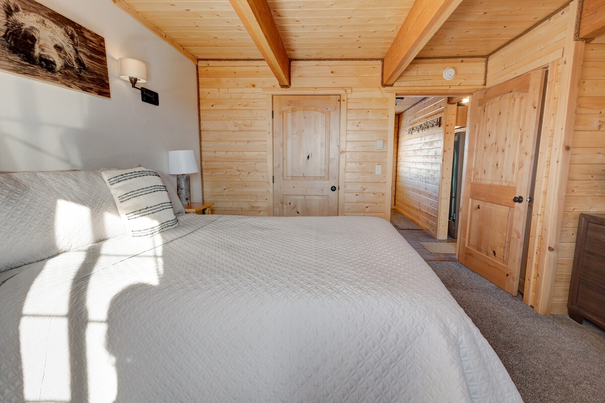 Оваа спална соба има брачен кревет (широк 150-179 см).