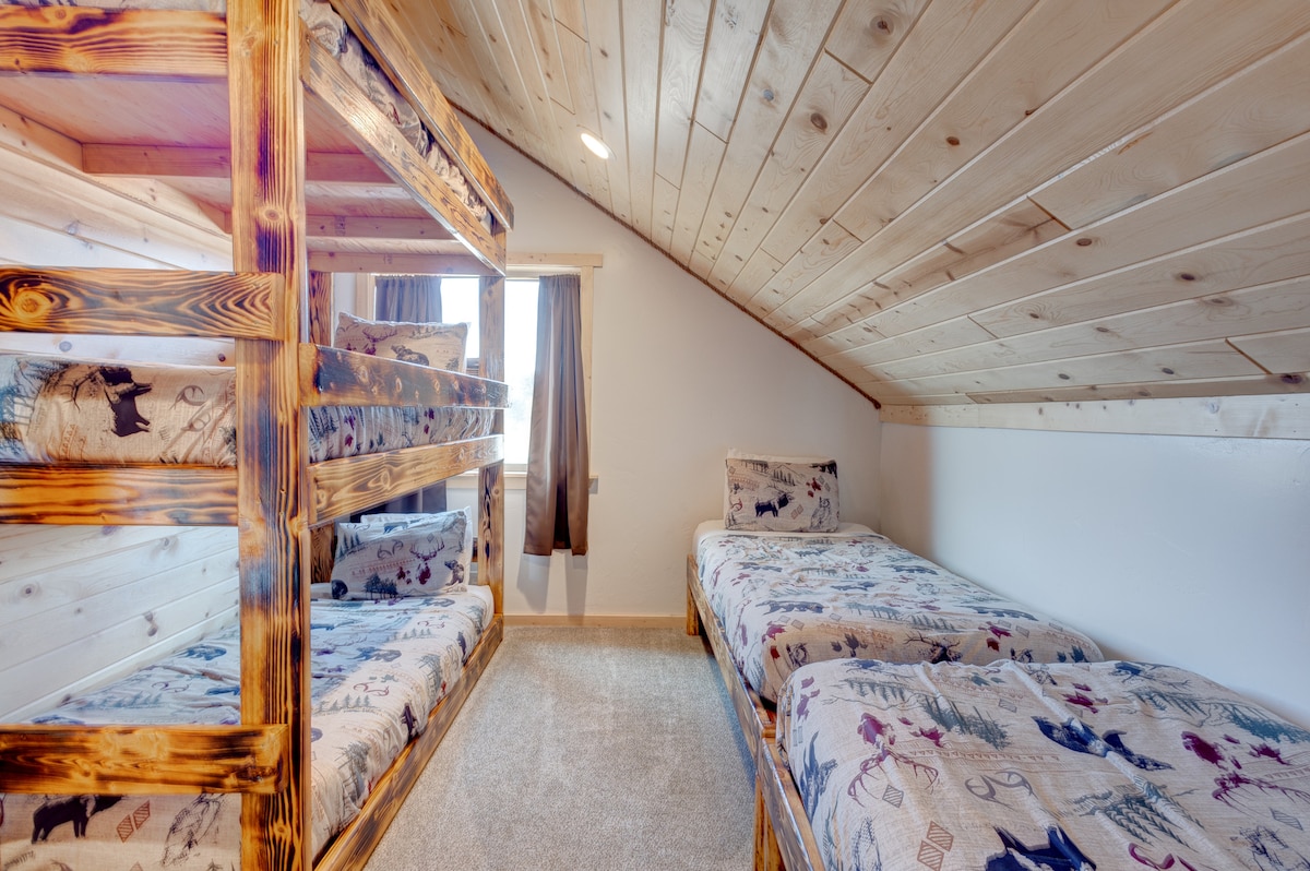 Пространа соба со пет единечни кревета, еден кревет на спрат и уште три единечни кревета. Удобните декорации на дрвената колиба и косите дрвени тавани ја прават совршена за деца, тинејџери или дополнителни гости.