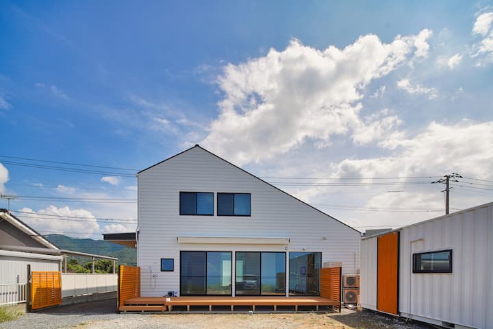 Feel the breeze of the Fukue Strait at the closest resort to nature