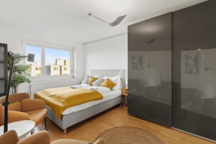 Elegantna spavaća soba s prostranim bračnim krevetom okružena umirujućim bojama i udobnim tekstilom. Savršeno utočište za opuštanje i odmor. 