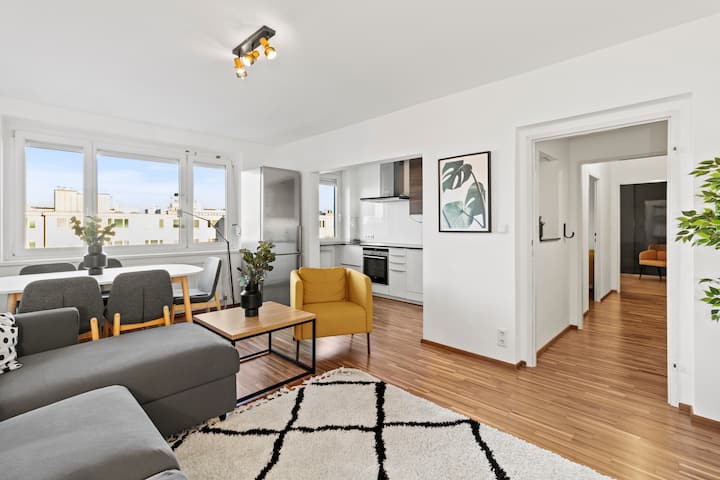 Udoban dnevni boravak s kaučem, mekim jastucima i prirodnim svjetlom s velikih prozora - savršen za opuštajući i ugodan boravak. 