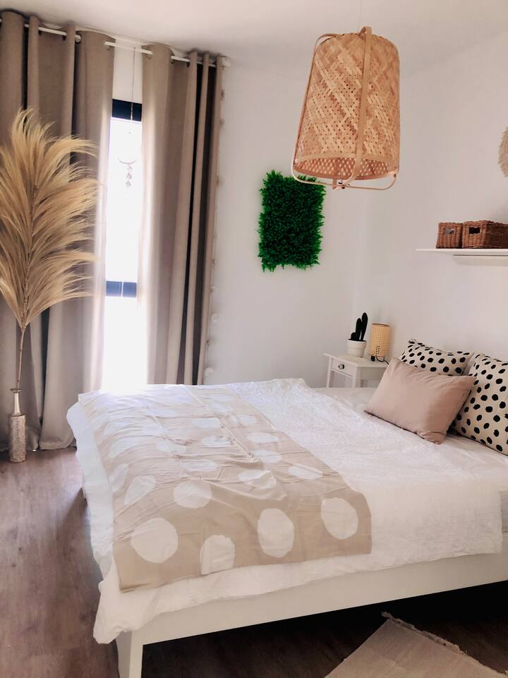 Ეს საძინებელი კიდევ უფრო მეტ სივრცეს გთავაზობთ.