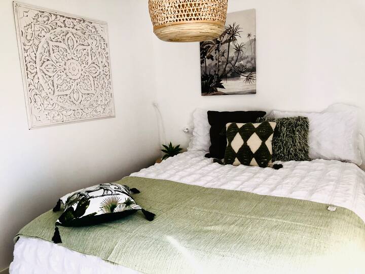 Ყველა დეტალი საგულდაგულოდ არის შერჩეული, რომ თავი ისე იგრძნოთ, როგორც საკუთარ სახლში. Ორი საძინებლიდან რომელი იქნება თქვენი?