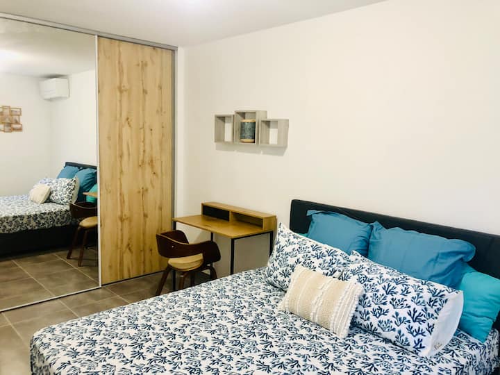 נושא החדר "מיטת ים"
160
פינת עבודה עם מיזוג אוויר

ארון גדול עם מדפים וקולבים, מראה גדולה
סירי בטיחות של שידות לילה בחלון

וילונות האפלה מנורות ליד המיטה
זמינות