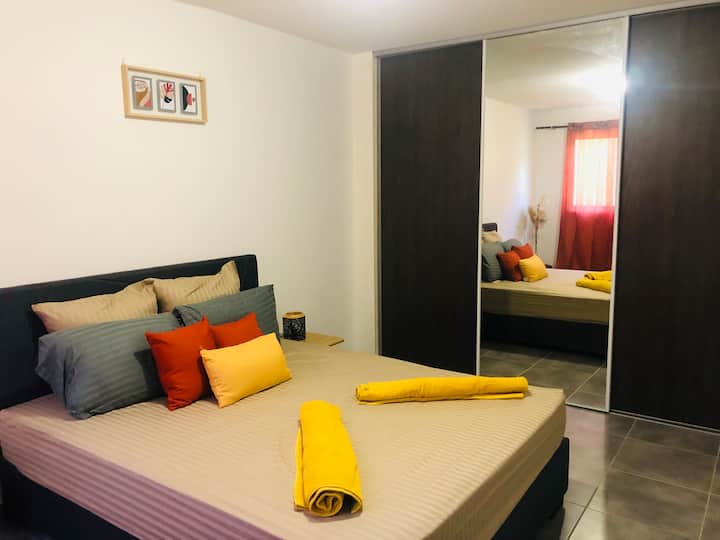 מראה גדולה וארונות גדולים בחדר "טרקוטה"