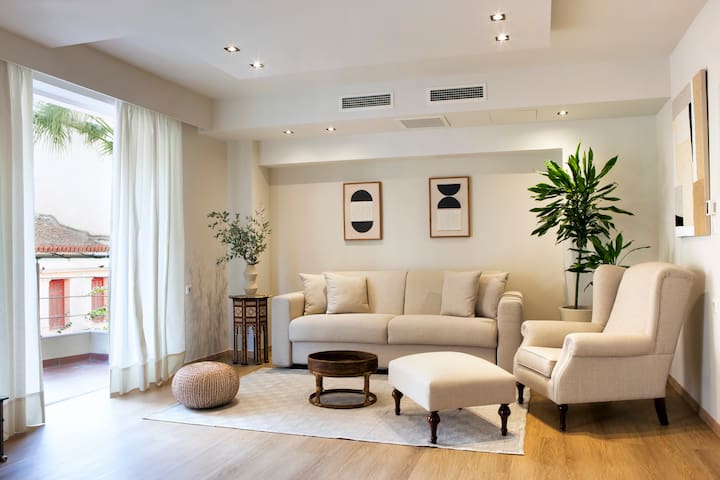 Gracious-With Balcony 2Bd/3Ba Apt – Ideal Location