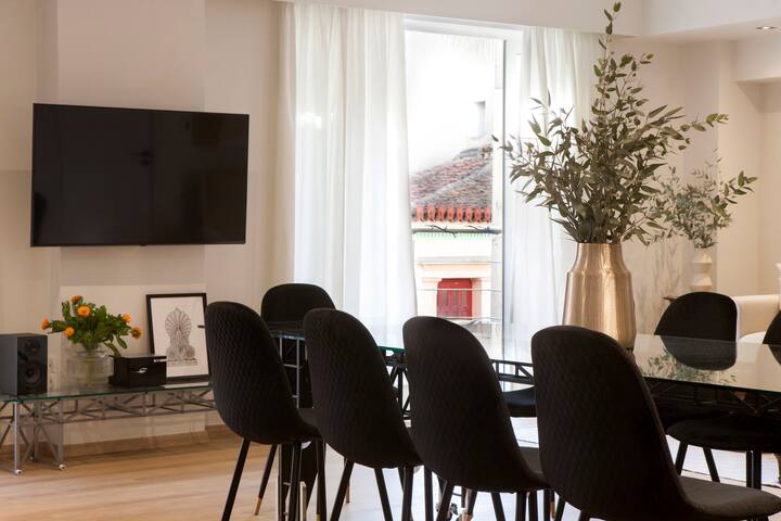 Gracious-With Balcony 2Bd/3Ba Apt – Ideal Location gallery image 2