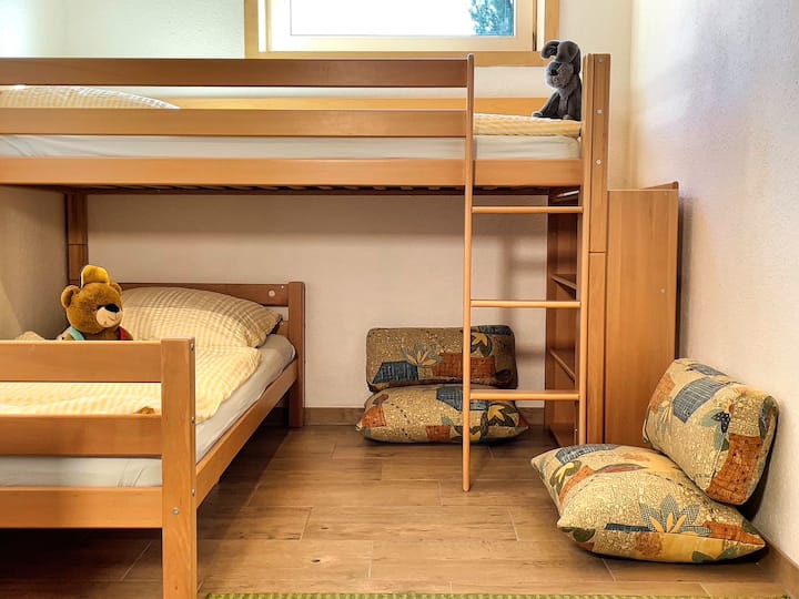 Die Wohnung verfügt über ein speziell für Kinder eingerichtetes Zimmer mit einem Etagenbett. 