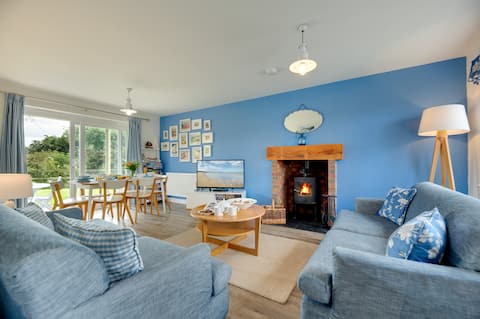 Top performing Airbnb: Bumblebee Cottage Filey: sea views, dog friendly in Filey