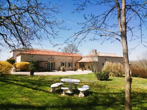 Cottage in the countryside, swimming pool and spa