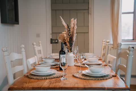 Smallbrook Cottage - Stay in Hay