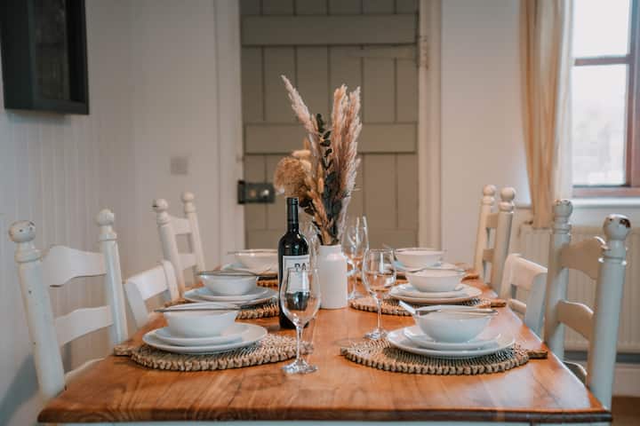 Smallbrook Cottage - Stay in Hay