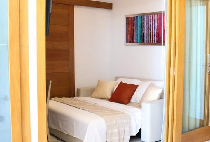 חדר משני - ספה נפתחת רחבה.
חדר שינה מאובטח - מיטת ספה זוגית זוגית זוגית רחבה.