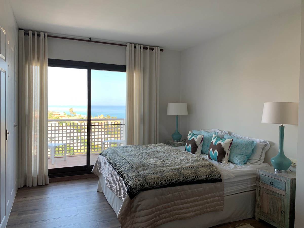 Habitación principal con vistas al mar y baño privado.