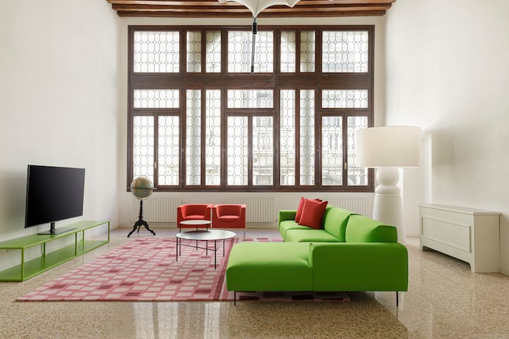 Girasole. Very bright duplex in an Italian palace