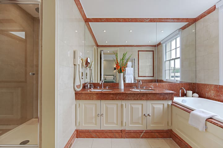 Knightsbridge Luxury 3 Bedroom Penthouse gallery image 4