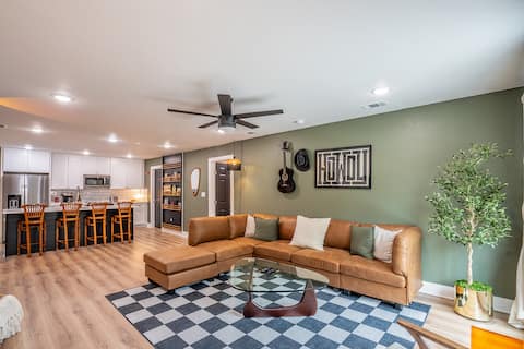 Popular Airbnb listing: Divine Oak - 10 min to DT | Spacious | Comfy in Gracy Woods