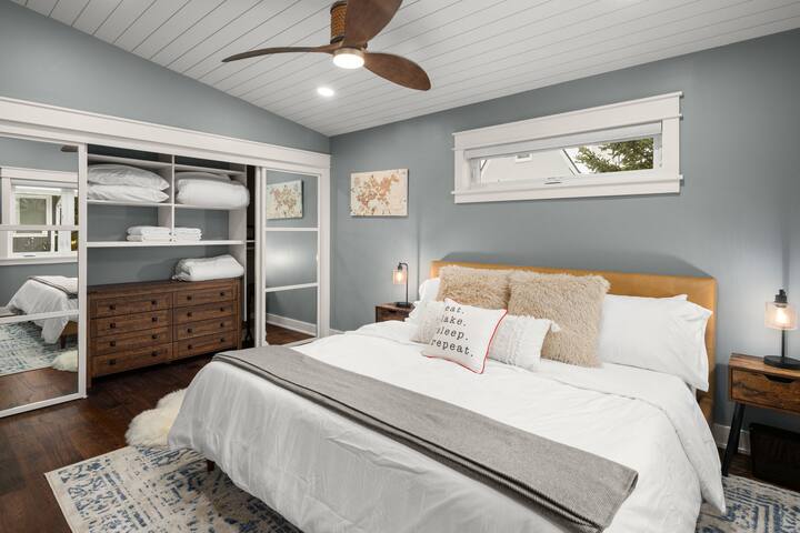 Luxury Getaway -Walk to lake & downtown Dogs OK! gallery image 5