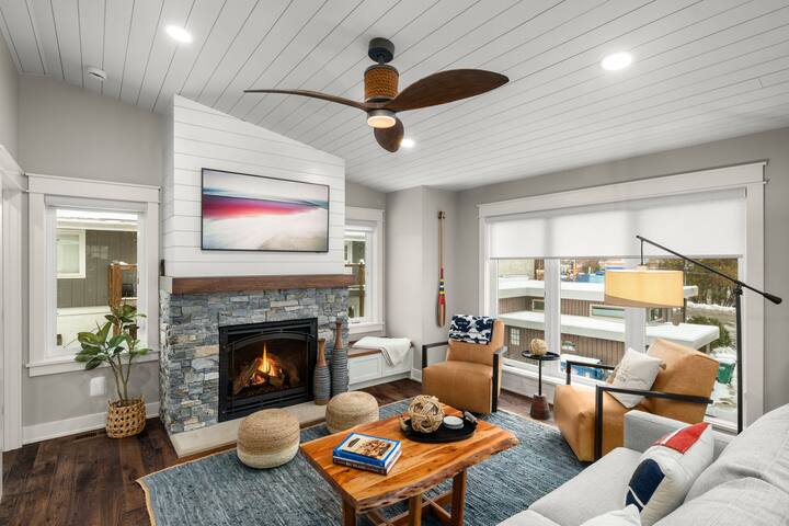 Luxury Getaway -Walk to lake & downtown Dogs OK! gallery image 2