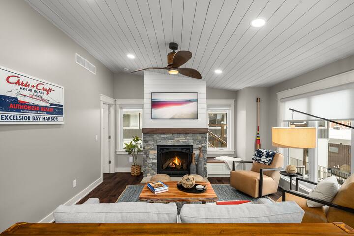 Luxury Getaway -Walk to lake & downtown Dogs OK! gallery image 3