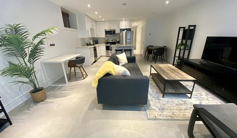 Top Airbnb: Modern Midtown Manor in Don Valley West
