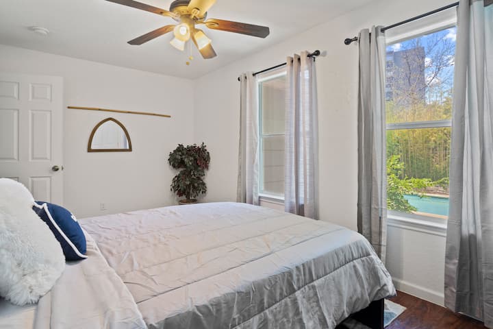 Veľká manželská posteľ s výhľadom na bazén