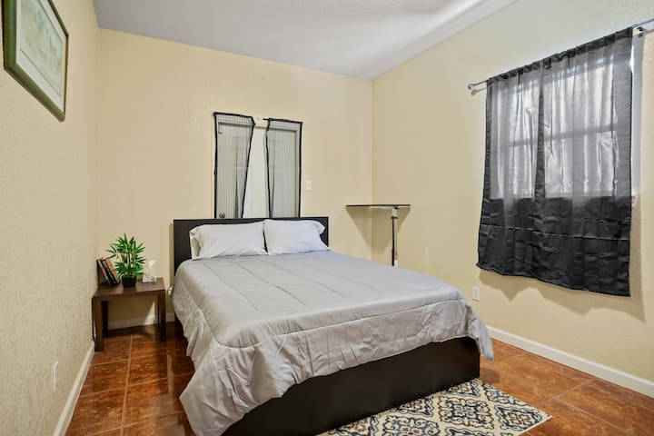 Na prízemí, spálňa s manželskou posteľou