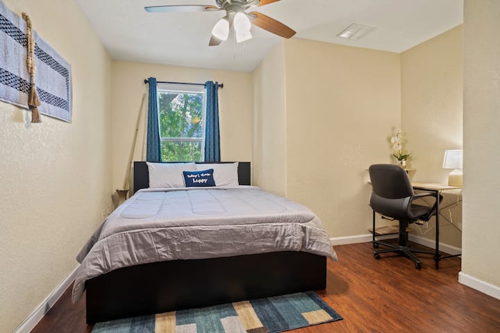 Na poschodí, menšia manželská posteľ