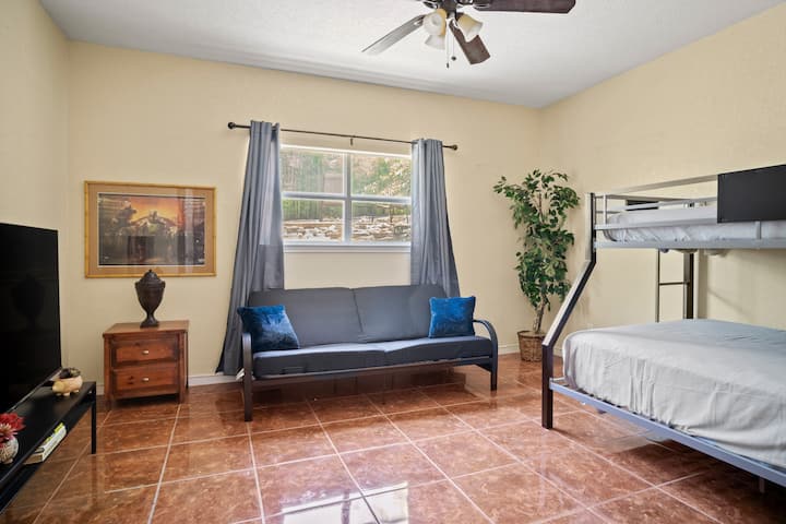 Na prízemí, poschodové postele