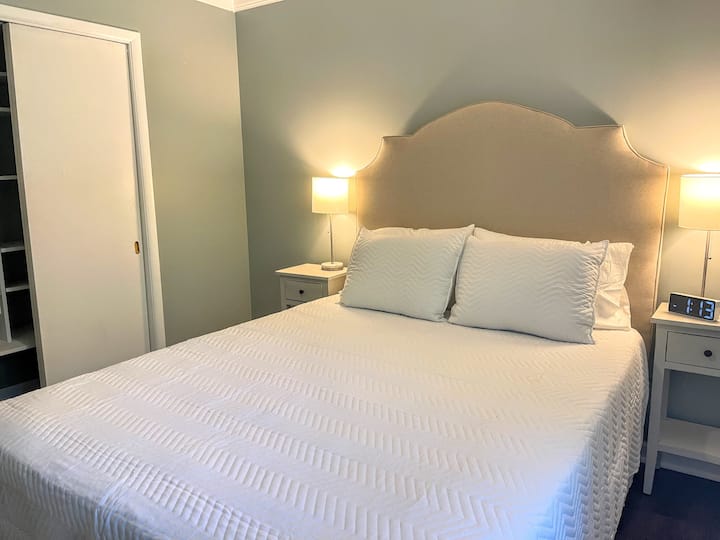 غرفة النوم الثالثة.  تحتوي كل غرفة نوم على مساحة خزانة واسعة.