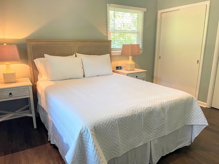 غرفة نوم ثانية.  مريحة ونظيفة.