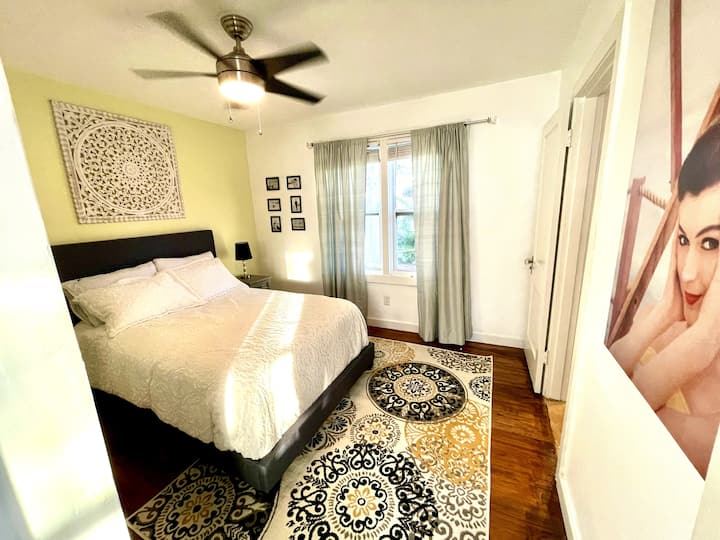 חדר שינה שני עם מיטה בגודל מלא