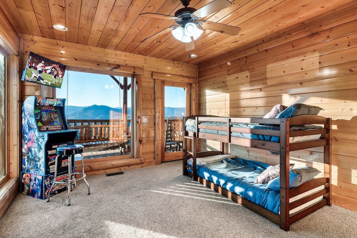 Кревети на спрат во спалната соба на долниот кат за деца. 