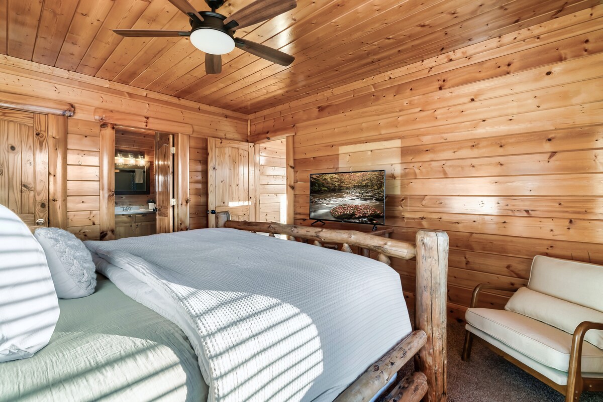 Брачен кревет (широк 180-220 см) во главната спална соба со бања.