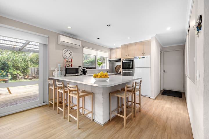 Superb 6 Bedroom Beach Home, Wanda in Portsea gallery image 4