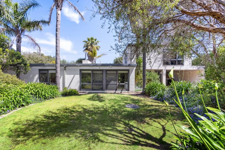 Superb 6 Bedroom Beach Home, Wanda in Portsea gallery image 2