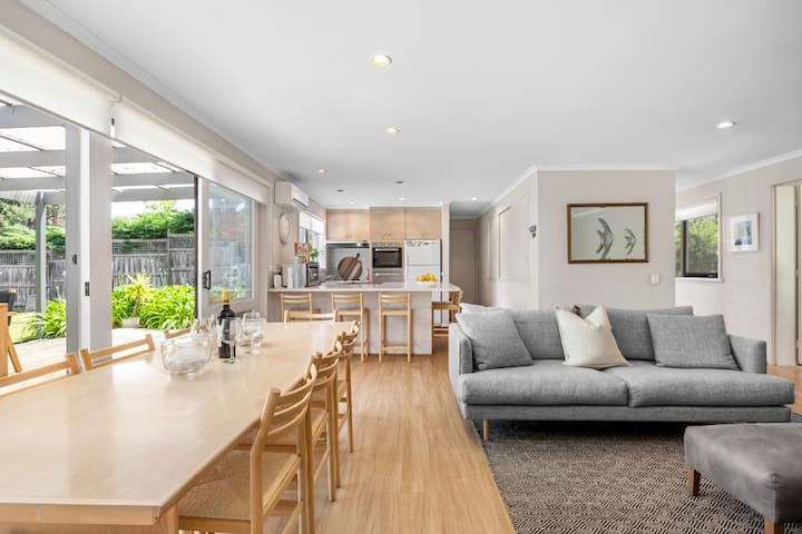 Superb 6 Bedroom Beach Home, Wanda in Portsea gallery image 3