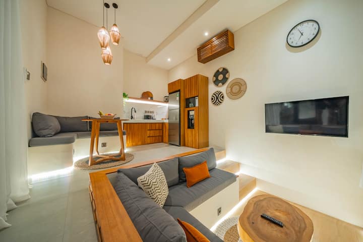 Bright Villa Near Seminyak W/ Pool - Baobab Villas - Seminyak