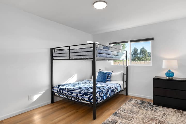 Lits superposés. Taille du soir. 