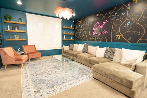 Unique & Spacious Home, HOT TUB, always clean!