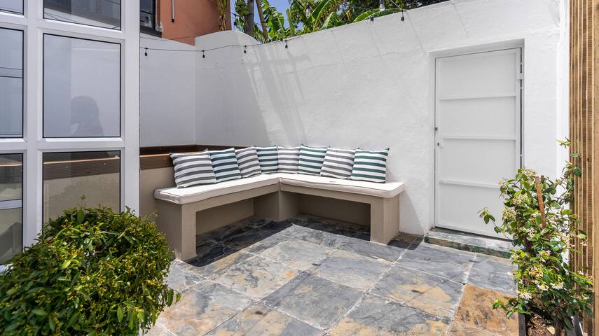 Beautiful City Centre townhouse with private pool gallery image 5