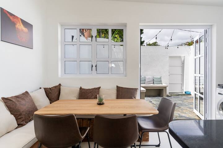 Beautiful City Centre townhouse with private pool gallery image 2