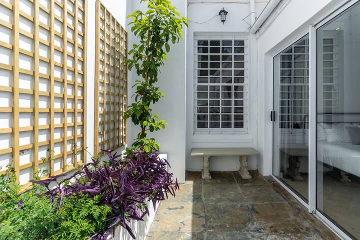 Beautiful City Centre townhouse with private pool gallery image 3