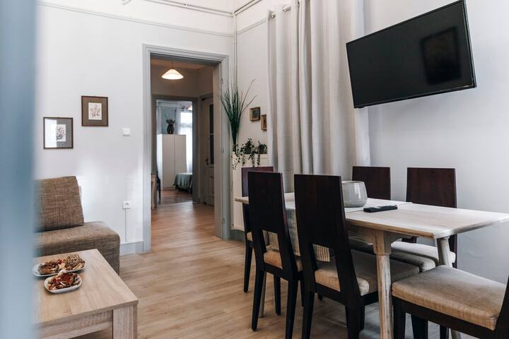 Monastiraki Psiri 3-bdr, 6-10p spacious court yard gallery image 4