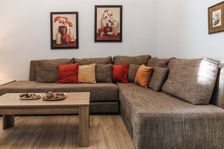 Monastiraki Psiri 3-bdr, 6-10p spacious court yard gallery image 5